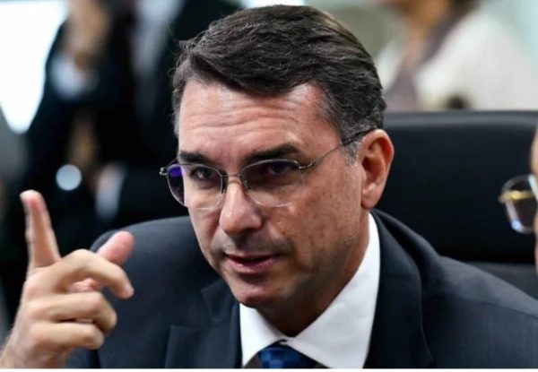 O senador Flávio Bolsonaro entrou na disputa pela relatoria da subcomissão de Segurança Pública na comissão mista do Orçamento: ideia é brigar por dotação maciça para o Rio, incluindo recursos para a construção de dois presídios federais no estado
