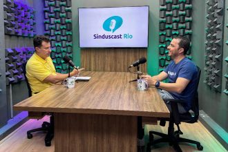 Cláudio Hermolin, presidente do Sinduscon Rio, e Ramon Azevedo, CEO da Morada.ai, na gravação do 13º episódio do Sinduscast