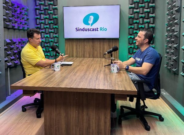 Cláudio Hermolin, presidente do Sinduscon Rio, e Ramon Azevedo, CEO da Morada.ai, na gravação do 13º episódio do Sinduscast