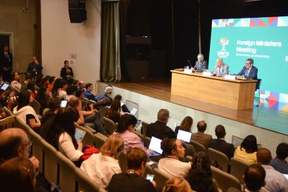 Jovens repórteres da Andar acompanham coletiva durante reunião de chanceleres do Brics