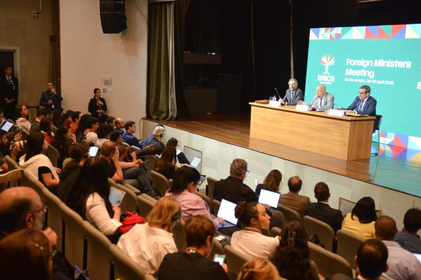 Jovens repórteres da Andar acompanham coletiva durante reunião de chanceleres do Brics
