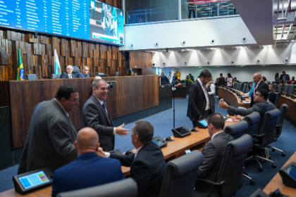 A briga pelos royalties do petróleo chegou ao plenário da Assembleia Legislativa (Alerj), na sessão desta terça-feira (29). O deputado Vitor Junior (PDT) saiu isolado em defesa da gestão Rodrigo Neves (PDT) em Niterói e da posição em não ceder a fatia do bolo às cidades vizinhas, como São Gonçalo, Itaboraí, Magé e Guapimirim. Junior ainda disse que a Prefeitura do Rio "mente", e que Niterói nunca foi contra um acordo.