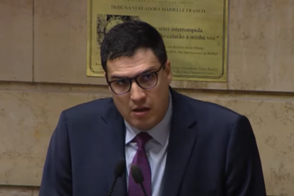 A Câmara do Rio voltou a debater, nesta terça-feira (15), em segunda discussão o projeto que autoriza o armamento da Guarda Municipal. A sessão começou sob protestos vindo das galerias e também discursos duros dos parlamentares na tribuna.