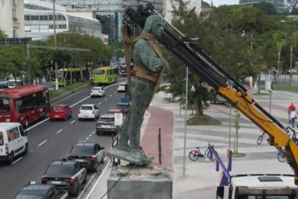 O índio Arariboia ganhou um novo endereço. A Prefeitura de Niterói reposicionou, nesta quinta-feira (10), a estátua considerada um símbolo da cidade. Segundo a gestão municipal, a mudança faz parte das obras de revitalização da Orla do Centro e de modernização da Avenida Rio Branco.