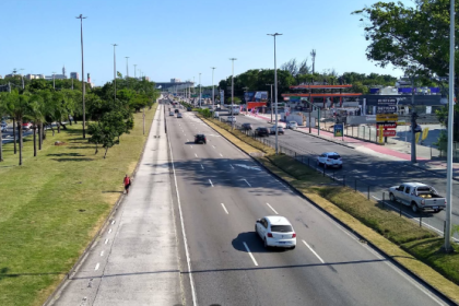 Enquanto o empréstimo bilionário que o prefeito Eduardo Paes (PSD) espera, não é aprovado pela Câmara de Vereadores, a Prefeitura do Rio busca outros meios de arrecadar e fazer caixa. Em publicação no Diário Oficial, a gestão municipal colocou à venda dois terrenos localizados no coração da Barra da Tijuca. Os interessados no leilão precisão desembolsar pelo menos R$ 32 milhões.
