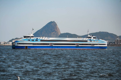 O transporte aquaviário do Rio bateu um novo recorde de passageiros. Nesta terça-feira (15), foram transportadas mais de 52 mil pessoas nas linhas de Charitas, Arariboia, Cocotá e Paquetá. A média diária, em 2024, foi de 46,2 mil, o que representa um aumento de 14%. A linha Charitas também registrou o seu maior fluxo, com 7,1 mil passageiros. No ano passado, a movimentação diária era de 3.5 mil pessoas. Um aumento que ultrapassa 105%.