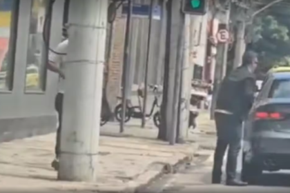 Um bandido foi morto a tiros em uma tentativa de assalto em Botafogo, na esquina das ruas Mena Barreto e Sorocaba, no início da tarde desta sexta-feira (4). Segundo a Polícia Militar, a vítima que reagiu ao roubo era um policial federal. A arma utilizada pelo assaltante, por sua vez, era de brinquedo.