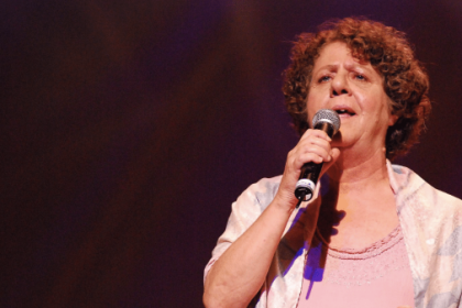 Morreu a cantora e compositora Cristina Buarque, irmã de Chico Buarque, aos 74 anos. A informação foi confirmada pelo filho da artista, Zeca, nas redes sociais. Nascida em São Paulo no ano de 1950, Maria Cristina Buarque de Hollanda era filha do historiador Sérgio Buarque de Hollanda e também irmã de Miúcha e Ana de Hollanda.