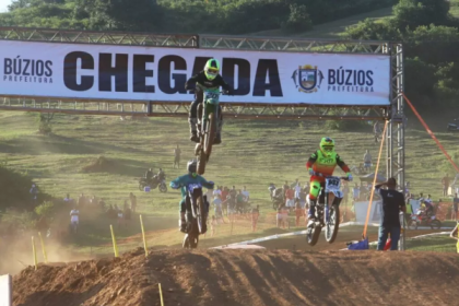 A etapa estadual do campeonato de Motocross e Supercross, prevista para acontecer nos dias 26 e 27 de abril, em Búzios, foi cancelada. A razão é uma queda de braço entre a Câmara de Vereadores do município e a gestão do prefeito Alexandre Martins (Republicanos), sobre a aplicação dos recursos públicos.