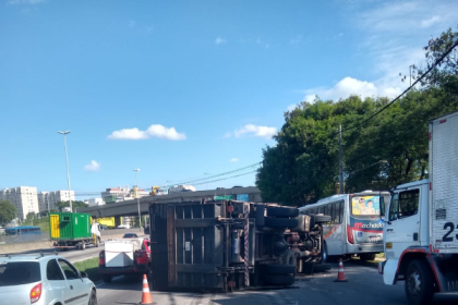 Um caminhão tombou na BR-040, na altura de Duque de Caxias, Baixada Fluminense, na tarde desta segunda-feira (07). Segundo a Polícia Rodoviária Federal (PRF), o acidente deixou pelo menos duas vítimas.
