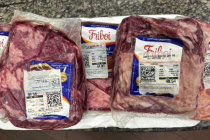 Um homem foi encaminhado à delegacia na última quarta-feira (23), após ser flagrado por um funcionário do Supermercado Guanabara, em Niterói, ao furtar peças de carne. Ele foi levado para a 76ªDP, no centro da cidade.