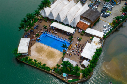 O Rio Beach Club, clube localizado na Ilha da Coroa, na Barra da Tijuca, segue realizando festas de grande porte com som alto, mesmo após decisão do Superior Tribunal de Justiça (STJ) que determinou a interdição do local. Na última terça-feira (15), até o deputado estadual Rafael Nobre (União Brasil) comemorou seu aniversário no clube. A festa do parlamentar foi batizada de 'Tardezinha com Nobre'.