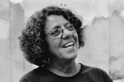Cristina Buarque morreu neste domingo (20), aos 74 anos, vítima de complicações de um câncer. A cantora e compositora, filha do historiador e sociólogo Sérgio Buarque de Hollanda, era irmã dos cantores Chico Buarque, Miúcha e Ana de Hollanda. Ela estava radicada na Ilha de Paquetá há alguns anos. Nas redes sociais, amigos e personalidades lamentaram a perda e prestaram homenagens à artista.