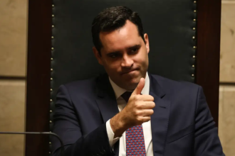 Após uma terça-feira agitada na Câmara de Vereadores, com a votação do empréstimo polêmico de R$ 2,2 bilhões, solicitado por Eduardo Paes (PSD), a quarta (09) foi de homenagens, com a aprovação de honrarias a celebridades da mídia e do esporte. E claro, da política.