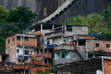 A Câmara do Rio instalou na última terça-feira (15), uma Comissão Especial de Políticas Públicas para as Favelas. O grupo de trabalho terá a missão de analisar, debater, fiscalizar e propor medidas voltadas à melhoria da qualidade de vida de milhões de cariocas que residem em comunidades do município.