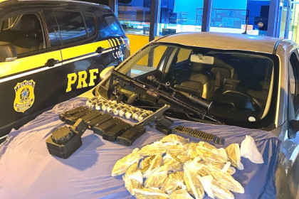 Na madrugada desta quarta-feira (9), agentes da Polícia Rodoviária Federal (PRF) apreenderam dez granadas, um fuzil, uma pistola, 420 munições, além de outros materiais bélicos no porta-malas de um veículo, que trafegava pela BR-101. Houve perseguição, e o motorista de 24 anos foi preso no local.