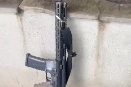 Três suspeitos foram baleados em uma perseguição no Catiri, em Bangu, na Zona Oeste, neste domingo (20). Segundo a Polícia Militar, um deles morreu e os outros dois foram presos. Um fuzil e duas pistolas também foram apreendidos.