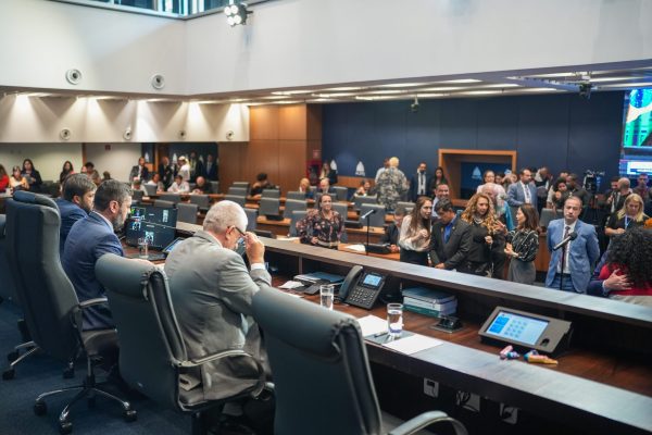 Indicação para criação de colégio da PM aflora debate e 'trava' pauta na Alerj