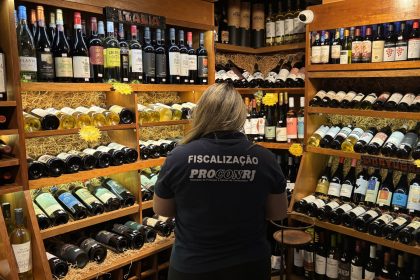 Restaurantes em Ipanema são autuados com whisky falsificado e produtos vencidos