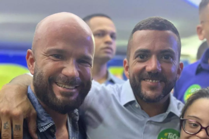A briga entre os irmãos Jordy, ambos do PL, pelo sobrenome de muito peso nas urnas — e que virou caso de justiça —, teve um desfecho nada satisfatório para o mais novo. O deputado federal Carlos Jordy perdeu a ação que moveu contra o deputado estadual Renan Jordy. Ele pedia para que o irmão mais velho não pudesse usar o sobrenome publicamente, alegando exclusividade.