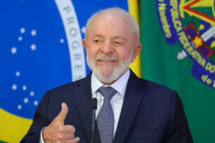 O presidente Luiz Inácio Lula da Silva (PT) chega ao Rio de Janeiro nesta segunda-feira (14), para cumprir uma agenda que deve durar até terça (15). O primeiro compromisso será a inauguração do novo Campus da Universidade Federal Fluminense (UFF), em Campos dos Goytacazes, no Norte Fluminense.