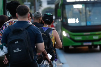 O Município do Rio e os quatro consórcios de transportes que operam o serviço de ônibus na capital fluminense chegaram a um consenso, nesta quarta-feira (30), durante a quinta audiência de conciliação na ação que corria na 8ª Vara de Fazenda Pública do TJRJ. Pelo acordo agora fechado, passa a existir um novo prazo para a refrigeração dos ônibus, o próximo dia 1º de novembro.