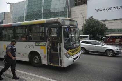 A Assembleia Legislativa do Rio (Alerj), aprovou em segunda discussão, nesta quarta-feira (09), o projeto de lei "Ônibus Seguro". O objetivo é oferecer mais segurança aos passageiros do transporte coletivo rodoviário na região metropolitana, com a presença de policiais militares, civis e guardas municipais dentro dos ônibus. 