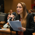 A deputada Lilian Behring (PCdoB) aproveitou a véspera do feriado do Dia do Trabalhador (1º) na Assembleia Legislativa (Alerj), para distribuir homenagens a profissionais da saúde. A lista extensa da parlamentar, que também é enfermeira, entrou na sessão a jato desta quarta-feira (30), e foi aprovada em um "blocão" só, sem muita cerimônia.