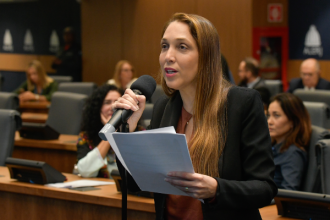 A deputada Lilian Behring (PCdoB) aproveitou a véspera do feriado do Dia do Trabalhador (1º) na Assembleia Legislativa (Alerj), para distribuir homenagens a profissionais da saúde. A lista extensa da parlamentar, que também é enfermeira, entrou na sessão a jato desta quarta-feira (30), e foi aprovada em um "blocão" só, sem muita cerimônia.
