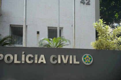 A Polícia Civil vai investigar quem estava financiando o grupo suspeito de planejar um ataque a um homem em situação de rua. O crime, impedido pela operação da Polícia Civil, aconteceria na tarde deste domingo (20) e seria cometido por Kayke Sant Anna Franco (19 anos) e Caio Nicholas Augusto Coelho (18 anos). Ao todo, três pessoas foram presas, e um menor de idade apreendido.
