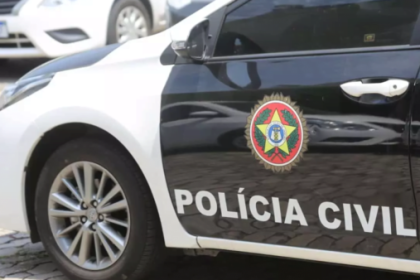 Policiais civis da Delegacia da Criança e do Adolescente Vítima (DCAV) e da 19ª DP (Tijuca), com apoio da Subsecretaria de Inteligência (Ssinte), realizaram uma operação para evitar um ataque que estava sendo planejado contra um homem em situação de rua, neste domingo de Páscoa (20). Três homens que integram uma organização criminosa virtual que combinou o crime foram presos.