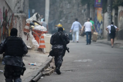 O Supremo Tribunal Federal (STF) aprovou nesta quinta-feira (03), uma série de medidas estruturais voltadas ao combate à letalidade policial e ao crime organizado no Rio de Janeiro. As determinações fazem parte do julgamento da chamada "ADPF das Favelas", que discute a atuação das forças de segurança pública em comunidades do estado.