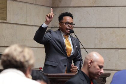 O vereador Rafael Satiê (PL) foi alvo de um ataque racista vindo da galeria, durante a sessão que aprovou o armamento da Guarda Municipal nesta terça-feira (15), na Câmara do Rio. O vereador afirmou que os ataques tinham como objetivo “cancelar” sua atuação por ser preto e conservador.