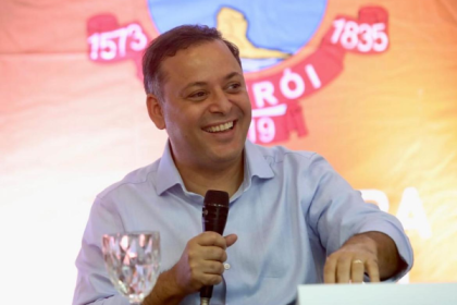 Uma moção de repúdio ao prefeito de Niterói, Rodrigo Neves (PDT), foi protocolada no expediente da Câmara Municipal de São Gonçalo nesta quinta-feira (17). A proposta veio do vereador e líder do governo do prefeito Capitão Nelson (PL), Alexandre Gomes (PSB).