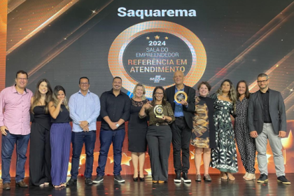 Saquarema recebeu, nesta sexta-feira (11), um dos principais prêmios do empreendedorismo do estado. O Selo Ouro da Sala do Empreendedor Sebrae destaca o atendimento que a cidade oferece aos empresários, um movimento fundamental para o desenvolvimento econômico e social do município.
