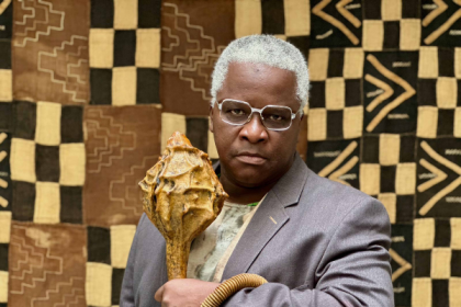 O espetáculo "Abdias do Nascimento" estreia no Teatro Sesc Copacabana em temporada de 24 de abril a 18 de maio, quinta-feira a domingo, às 19h. A peça mergulha nos bastidores de uma produção em homenagem a Abdias do Nascimento (1914- 2011), o escritor, político, ativista e fundador do Teatro Experimental do Negro (TEN).