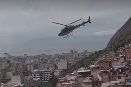 Cinco suspeitos foram mortos, nesta terça (15), na operação da Coordenadoria de Recursos Especiais (Core), na Ladeira dos Tabajaras, na Zona Sul. Agentes da Delegacia de Homicídios da Capital (DHC) e da tropa de elite da Polícia Civil fizeram um cerco e avançavam com o auxílio de um helicóptero. Traficantes reagiram a tiros.