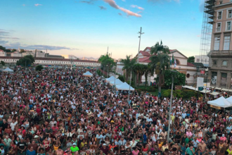 Neste 1º de Maio, o trabalhador carioca poderá comemorar seu dia com muito samba, gastronomia e conseguindo até um currículo atualizado. O roteiro do Bora Lá do Tempo Real começa no Centro, com a Feira das Yabás e o Samba do Trabalhador ocupando a Praça da Pira, em frente ao CCBB.