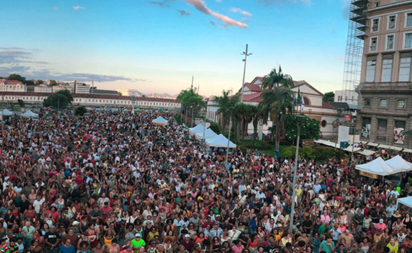 Neste 1º de Maio, o trabalhador carioca poderá comemorar seu dia com muito samba, gastronomia e conseguindo até um currículo atualizado. O roteiro do Bora Lá do Tempo Real começa no Centro, com a Feira das Yabás e o Samba do Trabalhador ocupando a Praça da Pira, em frente ao CCBB.