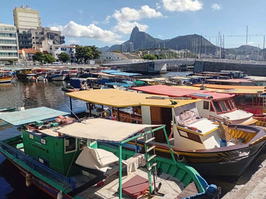 Na Baía de Guanabara, uma piscina que virou ancoradouro