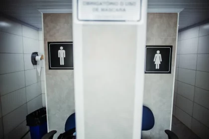 Projeto na Alerj quer proibir pessoas trans de usar banheiros femininos
