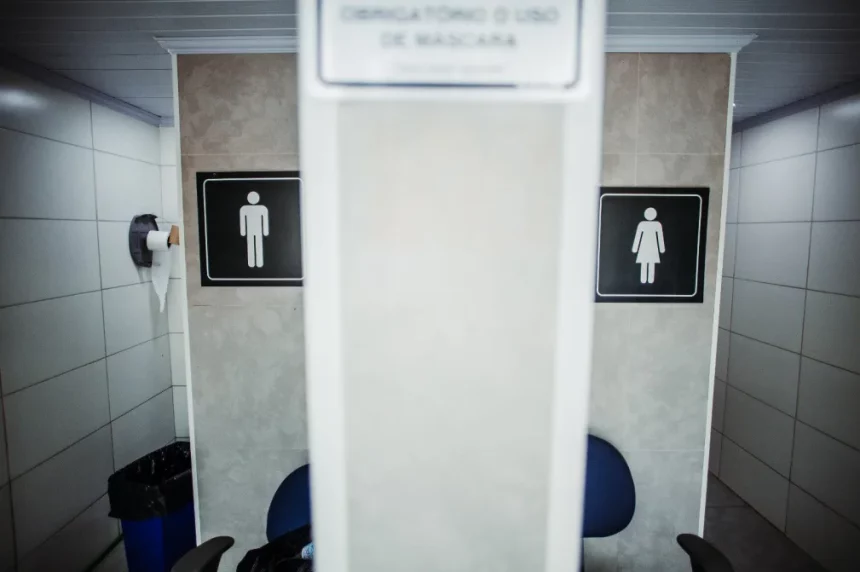 Projeto na Alerj quer proibir pessoas trans de usar banheiros femininos