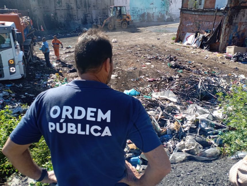 Prefeitura faz nova demolição em ferro-velho ilegal no Maracanã; vídeo