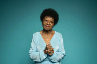 Considerada uma das maiores vozes da música brasileira, a cantora e compositora Alaíde Costa receberá a medalha Pedro Ernesto durante o show Uma Estrela Para Dalva, um álbum tributo a Dalva de Oliveira. A ação vai acontecer na próxima sexta-feira (09), no Teatro Rival, Centro do Rio. A artista vai receber a maior honraria da Câmara dos Vereadores da cidade das mãos da vereadora Thais Ferreira (PSOL).