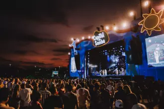 Nos dias 17 e 18 de maio de 2025, a Marina da Glória será palco da terceira edição do Capital do Samba, o maior festival de samba e pagode do Rio de Janeiro. O evento promete reunir grandes nomes do gênero em dois dias inesquecíveis de muita música e celebração.