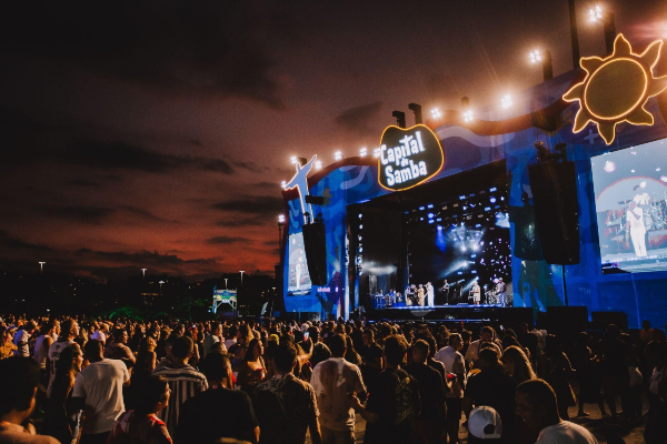 Nos dias 17 e 18 de maio de 2025, a Marina da Glória será palco da terceira edição do Capital do Samba, o maior festival de samba e pagode do Rio de Janeiro. O evento promete reunir grandes nomes do gênero em dois dias inesquecíveis de muita música e celebração.