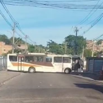 Criminosos usam ônibus como barricada durante operação da PM em Costa Barros