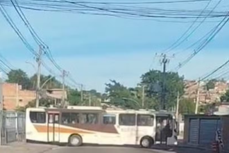 Criminosos usam ônibus como barricada durante operação da PM em Costa Barros