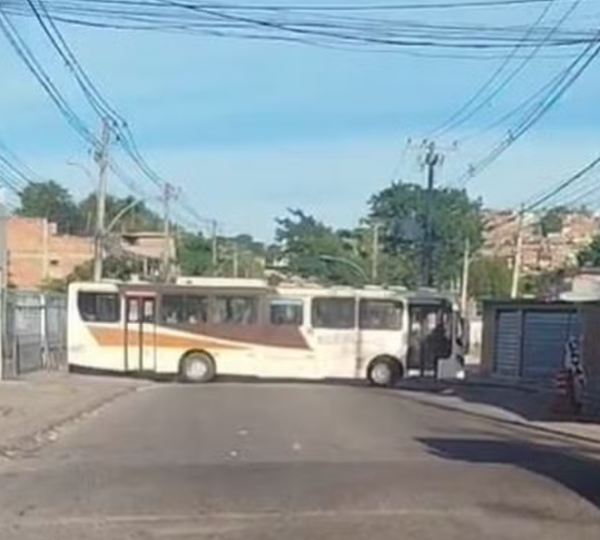 Criminosos usam ônibus como barricada durante operação da PM em Costa Barros