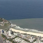 Mancha escura chama atenção em mar da Barra da Tijuca